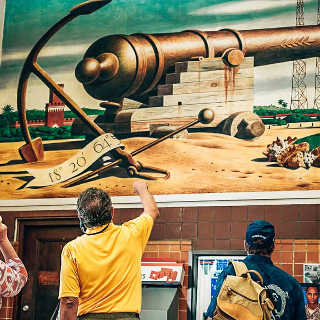 Mural-tells-the-Islands-history.